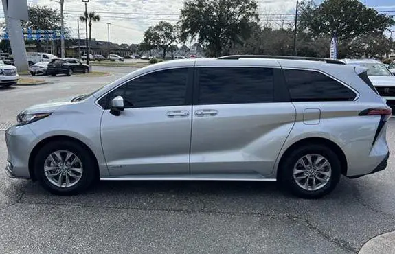 used 2021 toyota sienna le